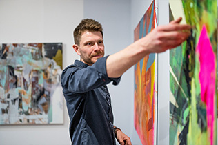 marcin adamczyk w pracowni adamczyka obrazy abstrakcyjne ekspresyjne kolorowa pracownia adamczyka